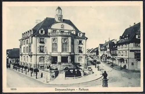 AK Donaueschingen, Strassenpartie am Rathaus