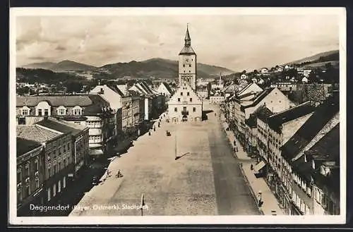 AK Deggendorf /Bayer. Ostmark, Stadtplatz mit Blick auf die Kirche