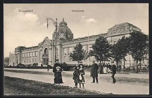 AK Düsseldorf, Kunstpalast mit Passanten