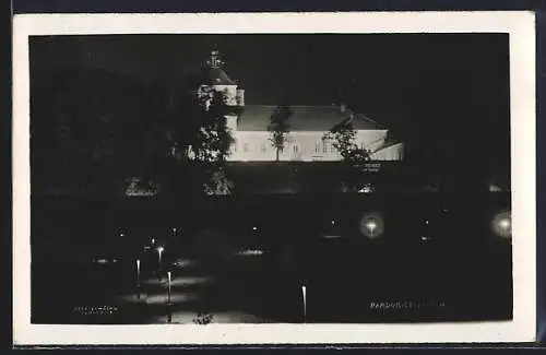 AK Pardubice, Vystava, Ausstellungsgebäude bei Nacht