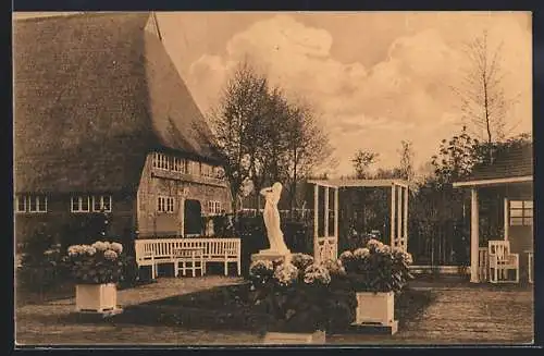 AK Altona, Gartenbau-Ausstellung 1914, Am Bauernhaus mit Statue