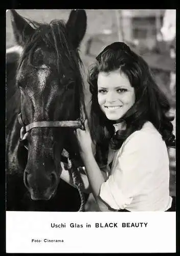 Fotografie Schauspielerin Uschi Glas als Marie Hackenschmidt mit dem Pferd Black Beauty im Film Black Beauty