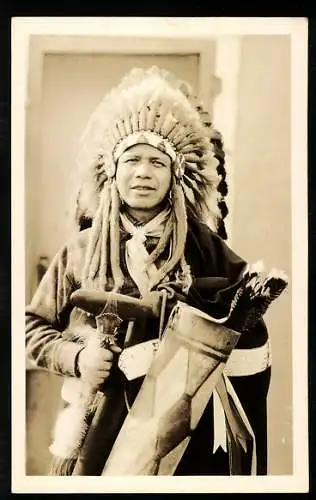 Fotografie unbekannter Fotograf und Ort, Häuptling Cleto Tafoya vom Stamm der Tewa mit Federschmuck