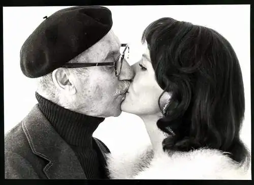 Fotografie Terry O`Neill, London, Schauspieler Groucho Marx küsste seine 50 jahre jüngere Frau Erin Fleming, 28 x 20cm