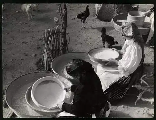 Fotografie unbekannter Fotograf, Ansicht Sinnai, Frauen bereiten ds Mehl die Brotherstellung zu, Tracht