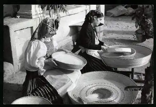 Fotografie Ansicht Sinnai, italienische Frauen bereite das Mehl zum backen vor, Tracht, Handwerk