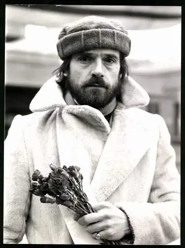 Fotografie Nils Jorgensen, London, britischer Schauspieler Jeremy Irons mit Blumen, Grossformat 19 x 25cm