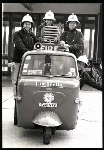 Fotografie Feuerwerhr mit Lambretta Innocenti Feuerwehr Mobil, Leiterwagen, Uniform, Grossformat 17 x 25cm