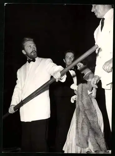 Fotografie Agentur Hecht, München, Schauspieler Kirk Douglas mit Remo zum grossen Ball im Palazzo Volpi