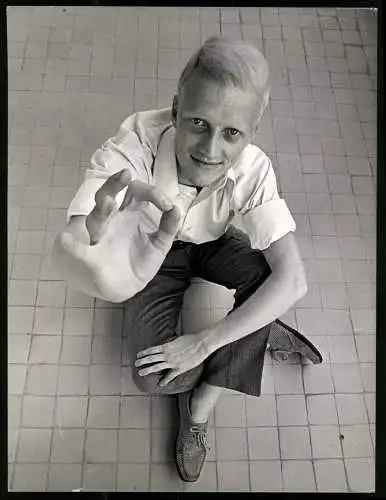 Fotografie Dego Hoffmann Ltd., London, deutscher Schalgersänger Heino in jungen Jahren, gibt sein OK, 19 x 25cm