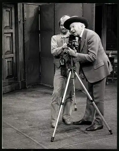 Fotografie britischer Fotograf Cecil Beaton nach seinem Schlaganfall wieder hinter der Kamera, Grossformat 20 x 25cm