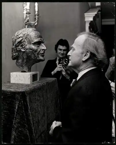 Fotografie US-amerikanischer Violinist Yehudi Menuhin betrachtet ein Büste seiner Selbst, Grossformat 20 x 25cm