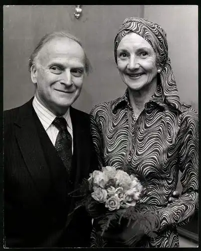 Fotografie Violinist Yehudi Menuhin mit seiner zweiten Frau Diana Gould, Grossformat 20 x 25cm
