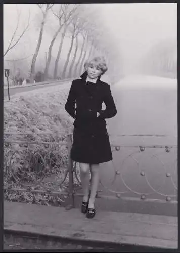 Fotografie Araldo di Crollalanza, Paris, Schauspielerin Mireille Darc posiert im dunklen Mantel am vernebelten Fluss