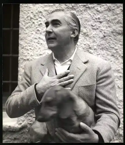 Fotografie Schriftsteller Curzio Malaparte mit seinem Dackel Cecco im Arm