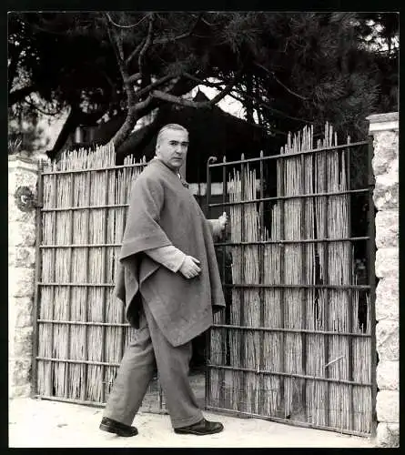 Fotografie Ansicht Forte dei Marmi, Schriftsteller Curzio Malaparte am Eingang seiner Villa