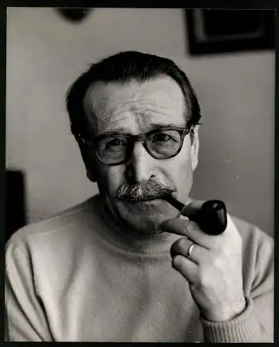 Fotografie Horst Tappe, belgischer Schriftseller Georges Simenon mit seiner Pfeife, Grossformat 20 x 25cm