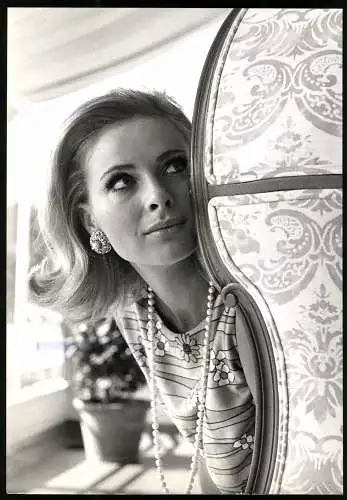 Fotografie Bill Snyder, London, schwedischer Schauspielerin Camilla Sparv schaut hiter einem Stuhl hervor, 20 x 29cm
