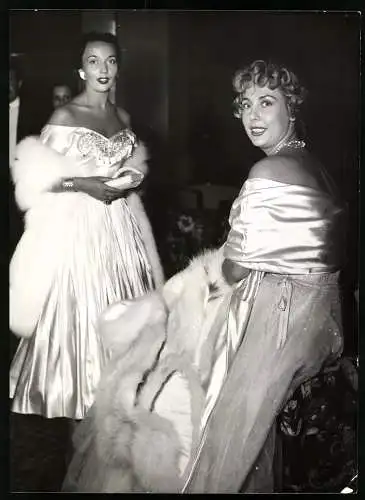 Fotografie franzöischen Schauspielerin Ludmilla Tcherina mit der Journalistin France Roche in Venedig 1952, 20 x 27cm