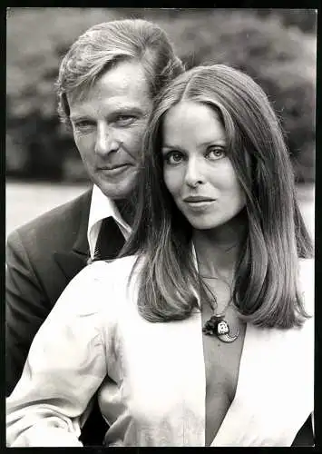 Fotografie Schauspieler Roger Moore und Barbara Bach zum James Bond Film: Der Spion, der mich liebte, 18 x 26cm