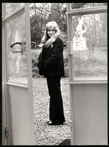 Fotografie französische Schauspielerin Isabelle Huppert durch die Tür fotografiert, Grossformat 20 x 27cm