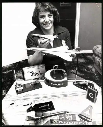 Fotografie Frau als Liebhaberen der Concorde sammtel alles was mit Concorde zu tun hat, Modelle, Aschenbecher, Stift
