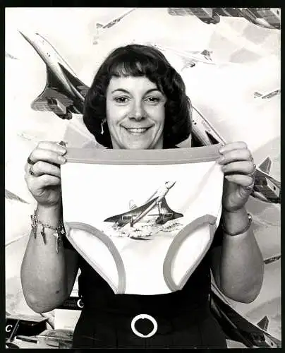 Fotografie Frau als Concorde Sammlerin, Sammelt alles von Unterwäsche bis zu Modellen, Grossformat 20 x 25cm