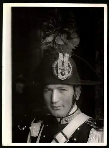 Fotografie italienischer Carabinieri in Uniform mit Zweispitz