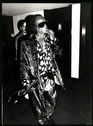 Fotografie US-amerikanischer Jazz-Trompeter Miles Davis auf dem Weg zur Bühne, Grossformat 19 x 25cm