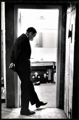 Fotografie Terry O`Neill, London, Sänger und Entertainer Frank Sinatra an der Tür seines Backstage Raums, 19 x 29cm