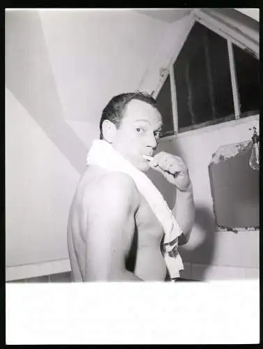 Fotografie Schauspieler Eddie Constantine oben ohne beim Zähneputzen, Schnappschuss