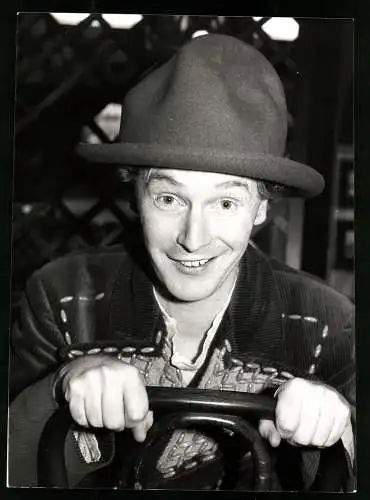 Fotografie Mode-Designer Malcolm McLaren präsentiert seinen Buffalo Kollektion, Grossformat 18 x 25cm