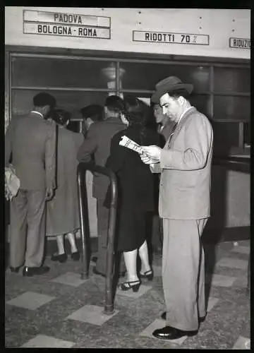 Fotografie Ansicht Venedig, Schriftsteller William Saroyan kauft sich Zugticket am Schalter des Bahnhof Venedig