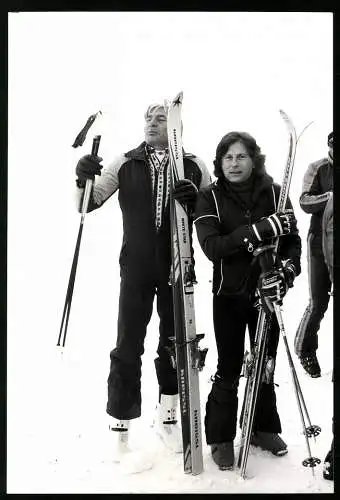 Fotografie Regisseur Roman Polanski mit dem Industriellen Gunther Sachs im Ski Urlaub, Grossformat 17 x 25cm