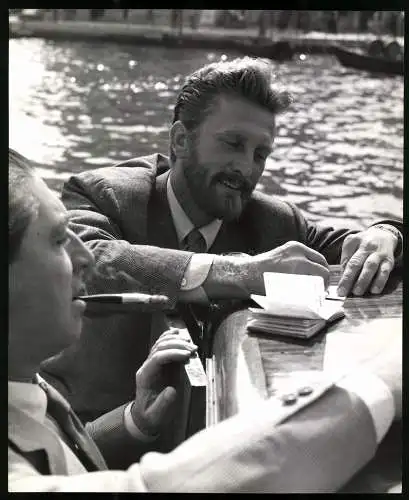 Fotografie Schauspieler Kirk Douglas gibt Autogramm, Festival del Cinema Venezia 1953, Grossformat 21 x 25cm