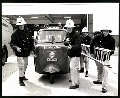Fotografie britische Feuerwehr mit Lambretta Innocenti Roller samt Leiter