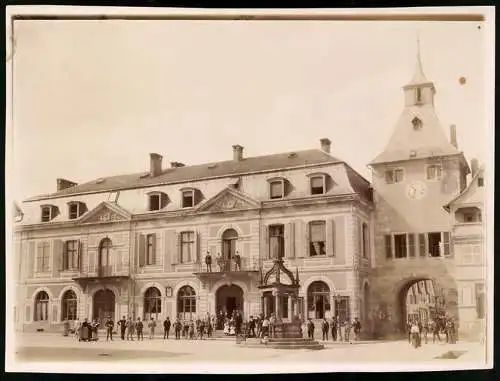 Fotografie Jos. Grau, Rosheim, Ansicht Rosheim / Elsass, Rathaus und Amtsgericht mit Brunnen