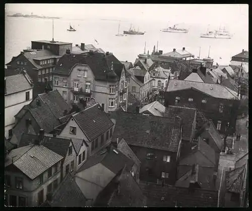 Fotografie Wichert, Ansicht Helgoland, Blick vom Oberland auf das Unterland mit Reede
