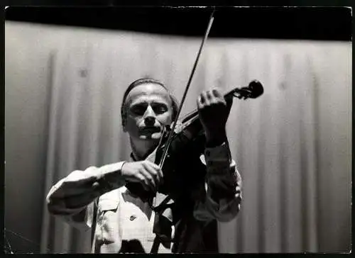 Fotografie Violinen Virtuose Yehudi Menuhin spielt mit geschlossenen Augen, Grossformat 25 x 18cm
