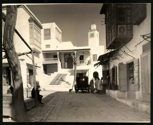 Fotografie unbekannter Fotograf, Ansicht Sidi Bou Said, Strassenpartie im Künstlerdorf mit dem Minaret im Hintergrund