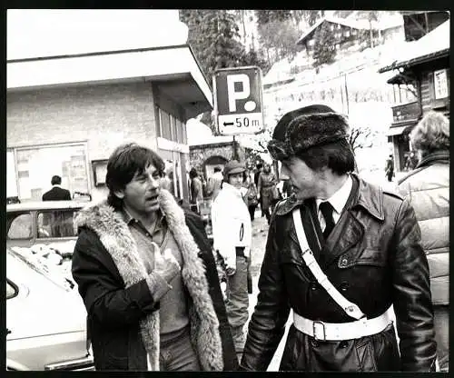 Fotografie Regisseur Roman Polanski diskutiert mit Polizisten über sein parkendes Auto, Grossformat 25 x 20cm