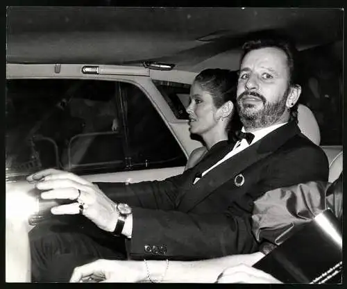 Fotografie Musiker Ringo Star (The Beatles) mit seiner Frau der Schauspielerin Barbara Bach in einer Limousine