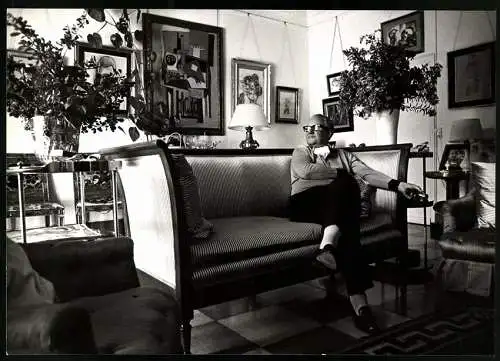 Fotografie Bon Whitaker, London, britischer Kunsthistoriker und Kritiker Douglas Cooper in seinem Haus mit Gemälden