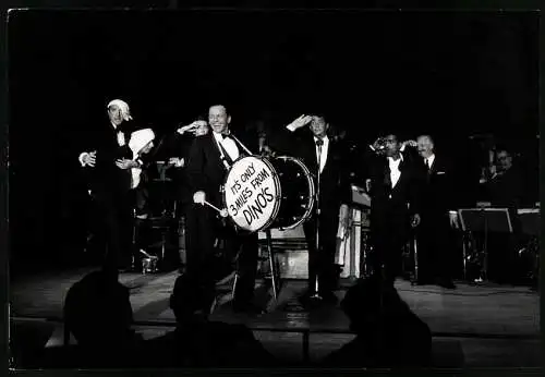 Fotografie Bob Willoughby, London, Frank Sinatra, Dean Martin und Sammy Davis, Jr. auf der Bühne, Sinatra mit Trommel