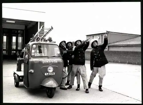 Fotografie englische Feuerwehrmänner in Uniform mit Lambretta Innocenti Leiterwagen samt Feuerlöscher, 25 x 18cm