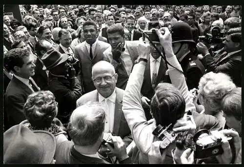 Fotografie Tom Smith, Boxer Cassius Clay (Muhammad Ali) mit seinem Bruder Rudolph Valentino Clay in England, 25 x 17cm