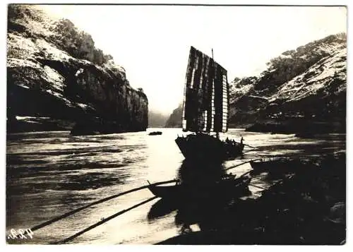 3 Fotografien Ansicht China, Chinesische Mönche vor einer Statue, Segelschiff auf dem oberen Jangtse Fluss