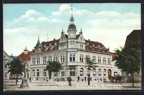 AK Groitzsch / Sa., Rathaus mit Vorplatz und Passanten