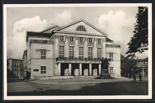AK Weimar / Thüringen, Nationaltheater mit Vorplatz und Denkmal