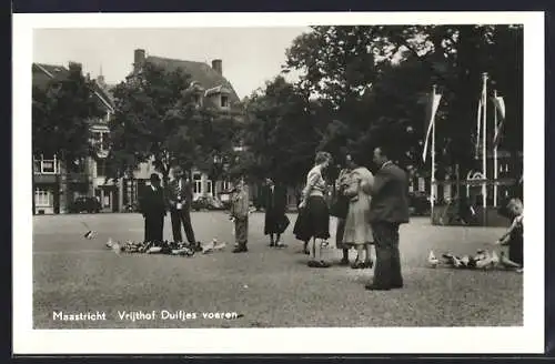 AK Maastricht, Vrijthof Duifjes voeren